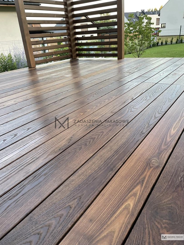 termo jesion pod zadaszeniem tarasu