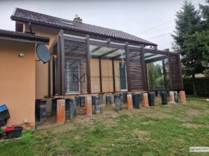 wysoki taras i zadaszenie