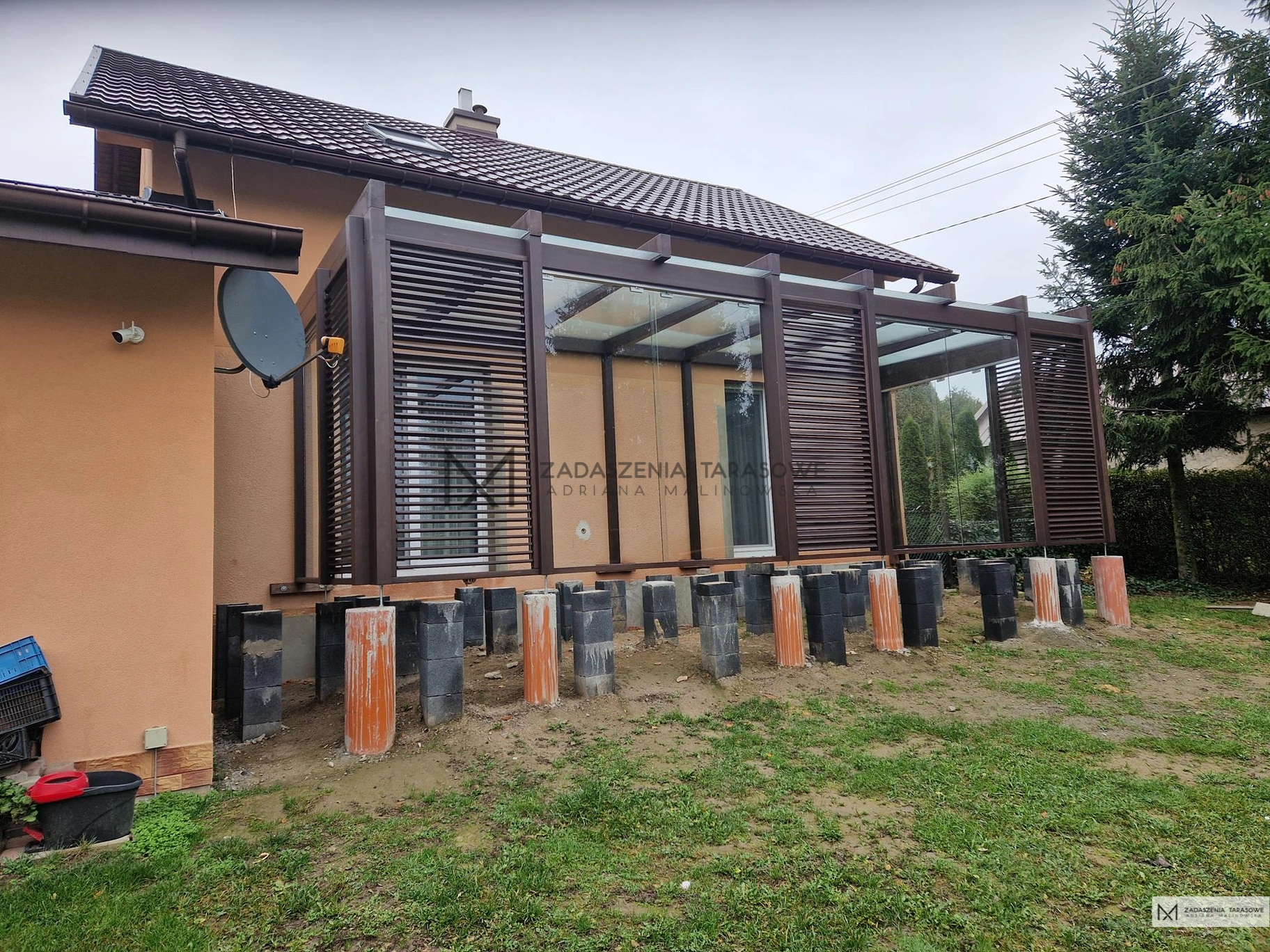 wysoki taras i zadaszenie