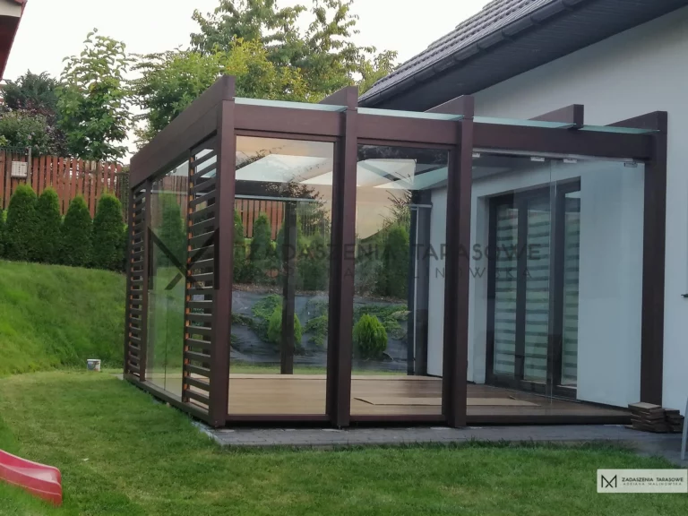 brązowy taras zadaszony