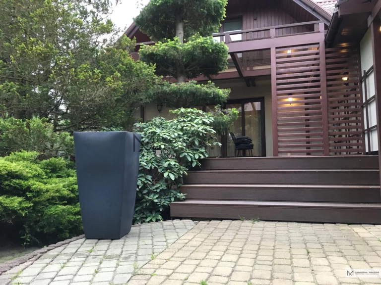 zadaszenie przymocowane pod balkonem