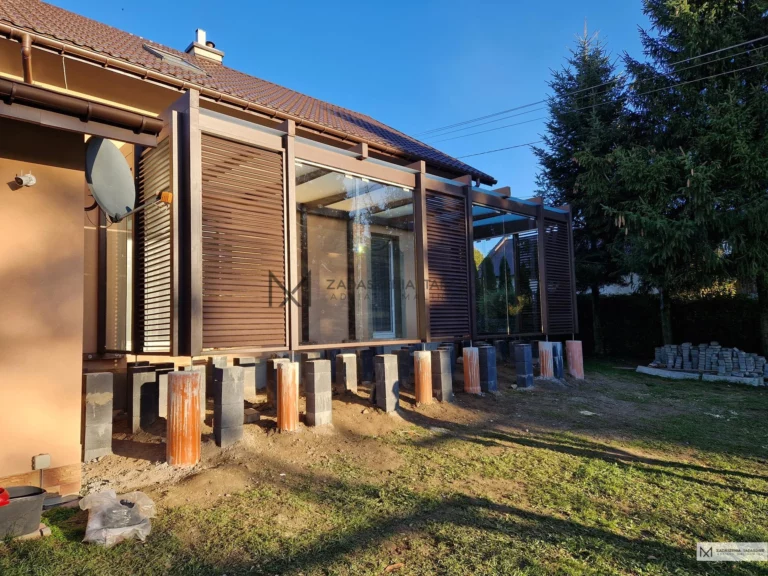 zadaszenie na podwyższonym tarasie