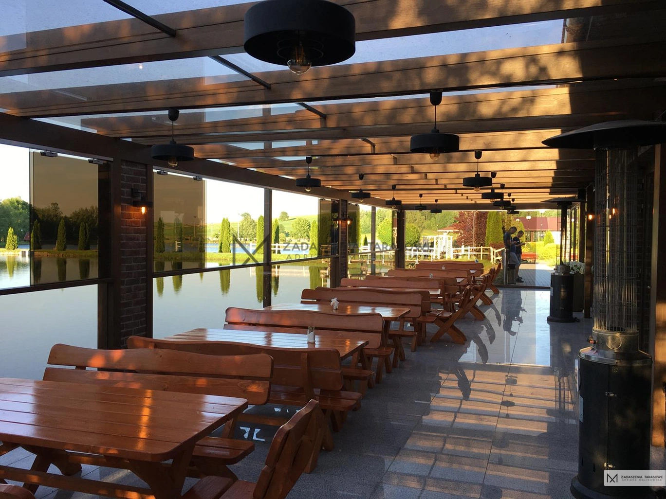 wnętrze w restauracji nad stawem