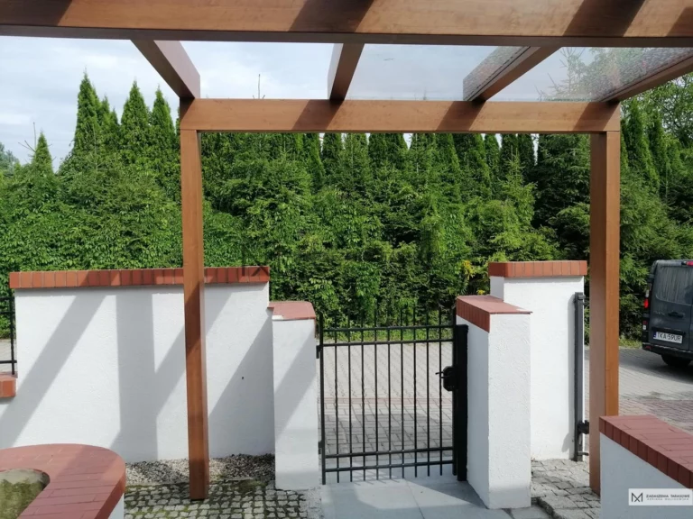 zadaszenie przed drzwiami