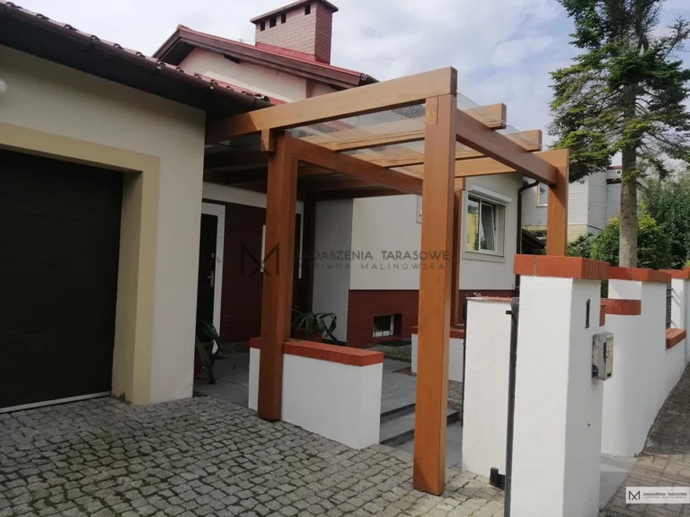 zadaszenie przy wejściu