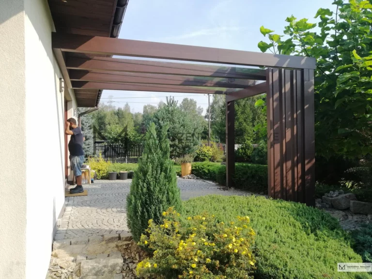 zadaszenie tarasu nowoczesne z lamelkami
