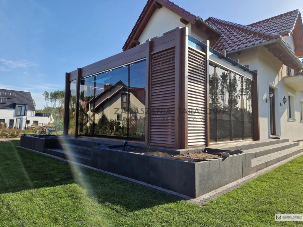 drewniane zadaszenie na balkonie