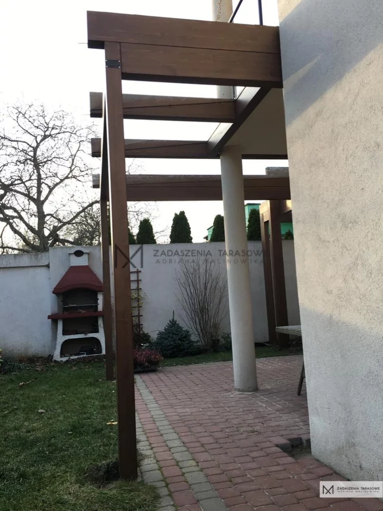 zadaszenie tarasu w małym ogrodzie
