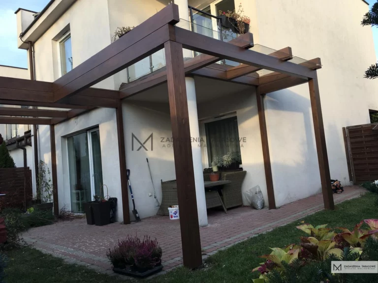 zadaszenie tarasu w małym ogrodzie z pergolą