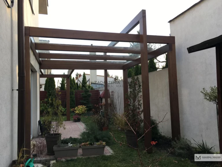 zadaszenie tarasu w małym ogrodzie ze szkłem