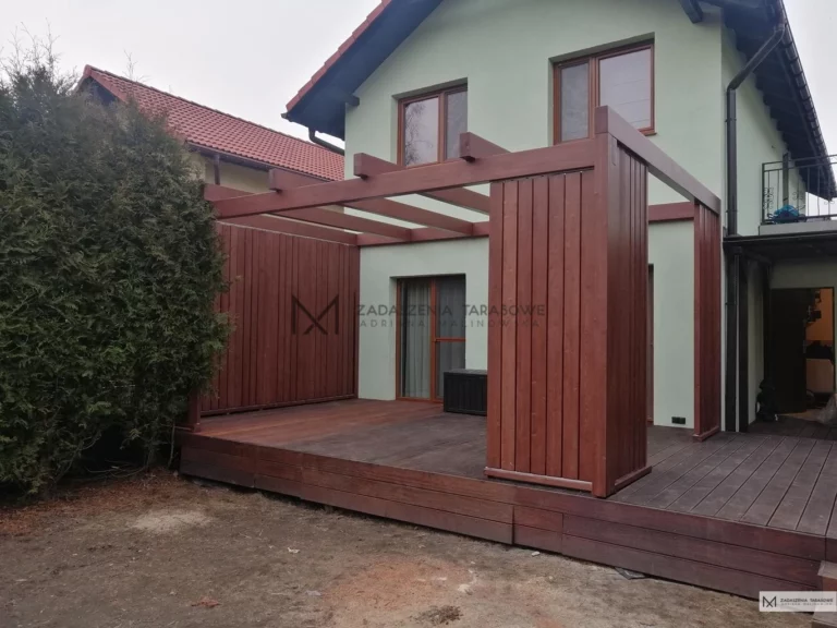 zadaszenie tarasu z pionowymi lamelami