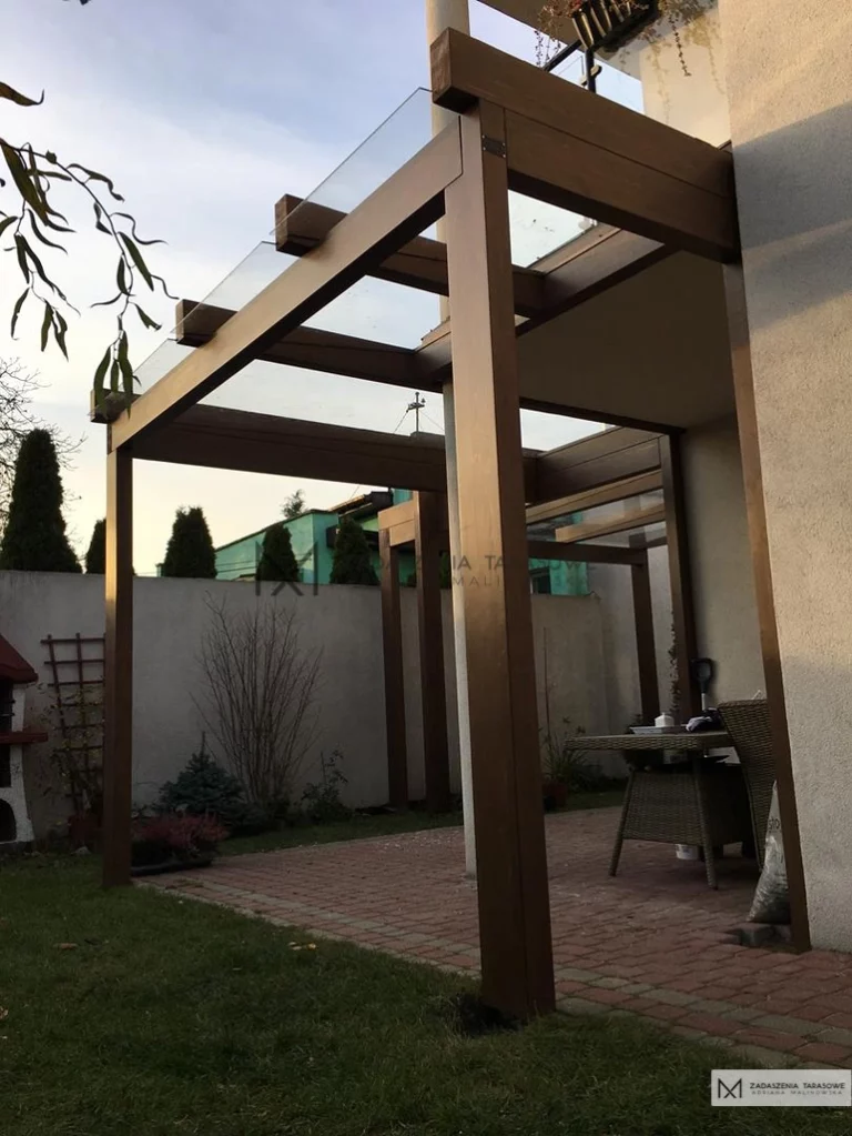 zadaszenie w małym ogrodzie