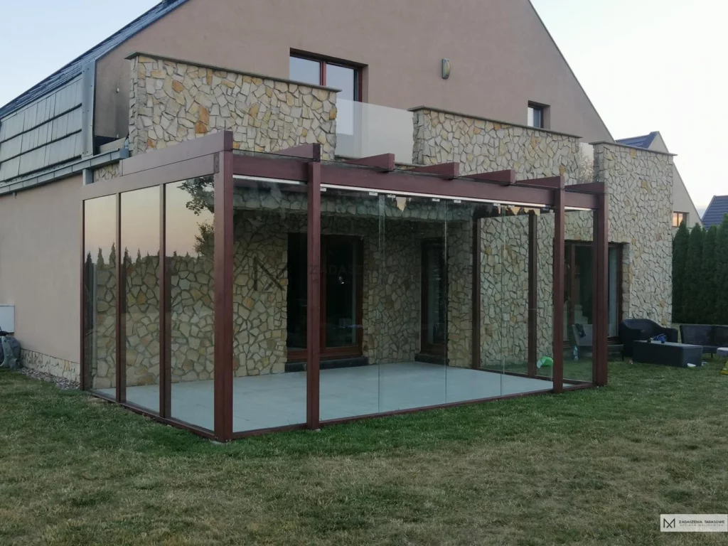 zadaszenie z osłoną od wiatru ze szkła