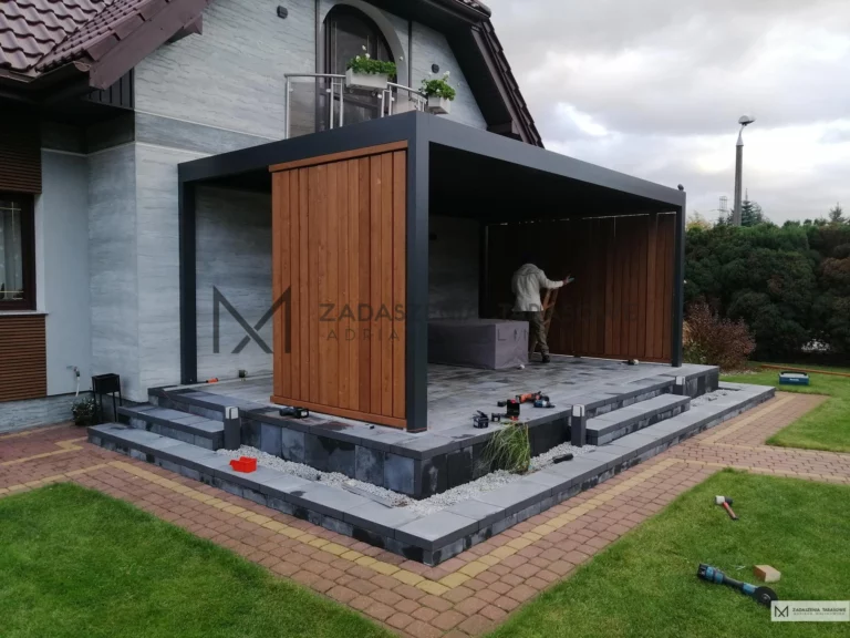 zadaszenie z pionowymi lamelami