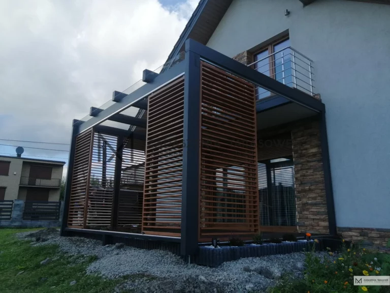 zadaszenie z ruchomymi deseczkami