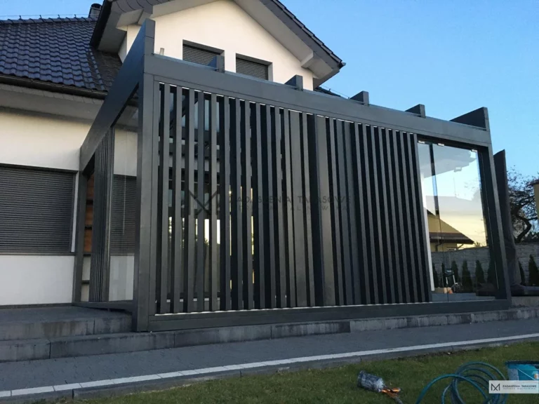 zadaszenie z zabudową ścianek