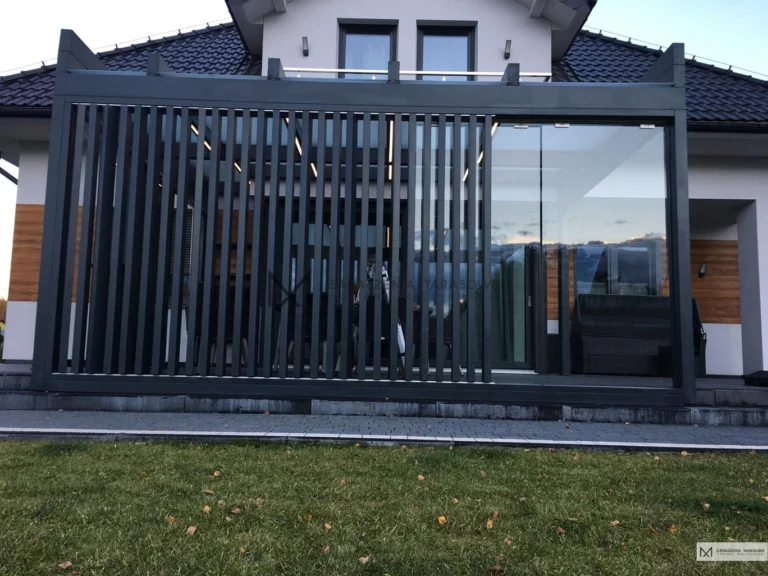 zadaszenie z zabudową ścian lamelami