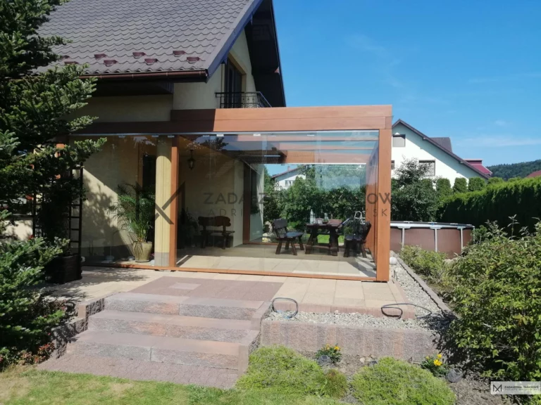 zadaszony taras ze szklanymi ścianami
