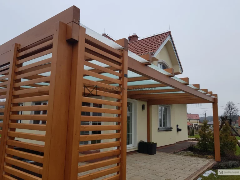Drewniane zadaszenie dużego narożnego tarasu