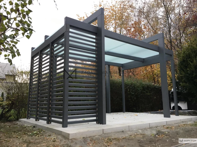 altana w ogródku szara