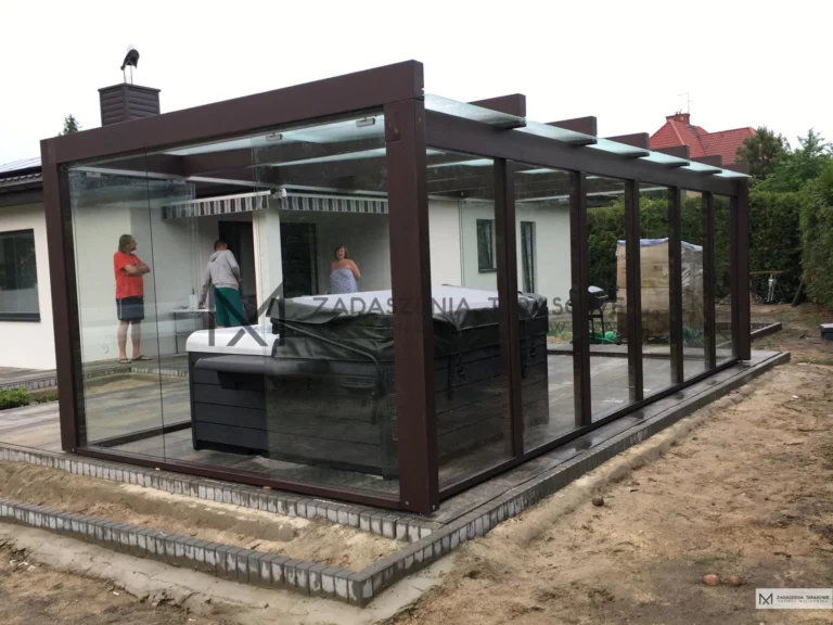 drewniana altana z jakuzzi