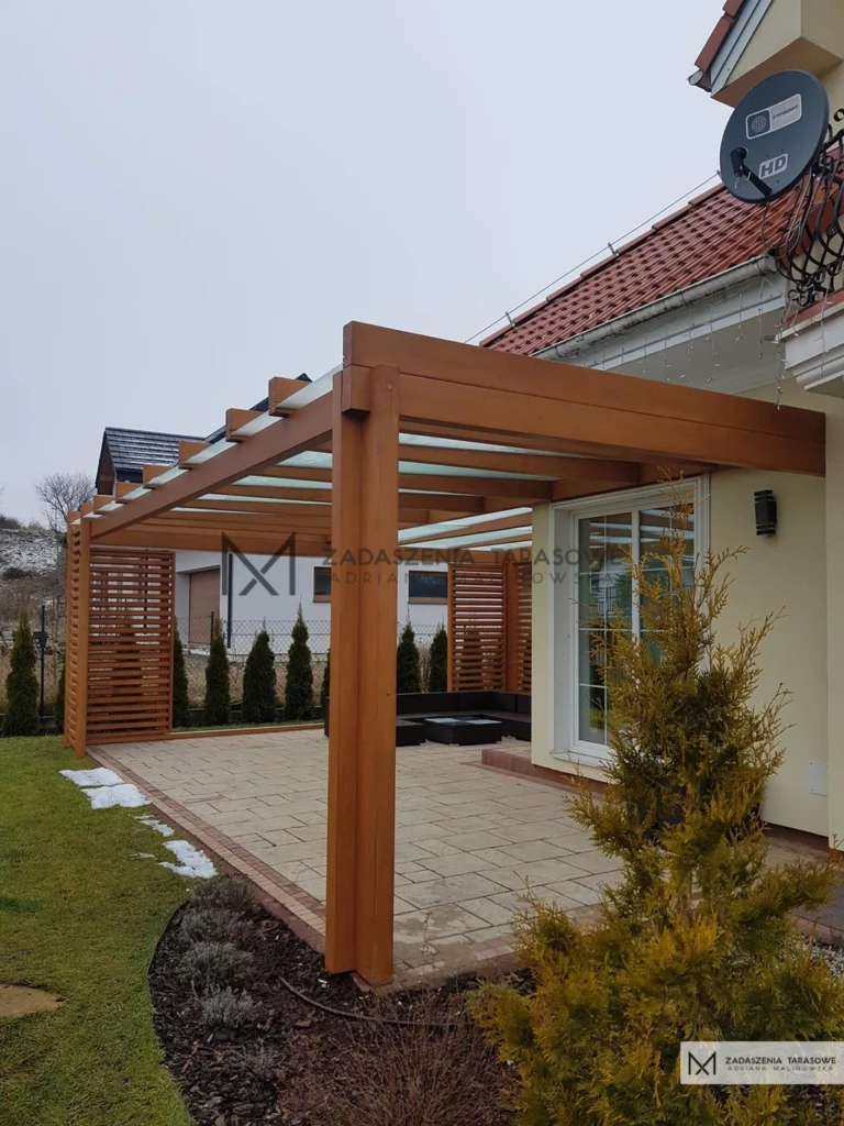 drewniane narożne zadaszenie dużego tarasu