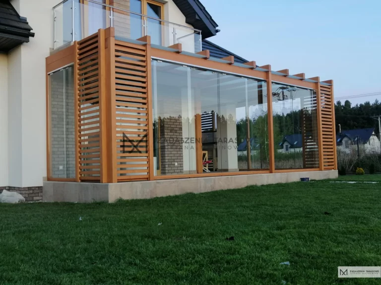 narożna pergola mocowana do balkonu