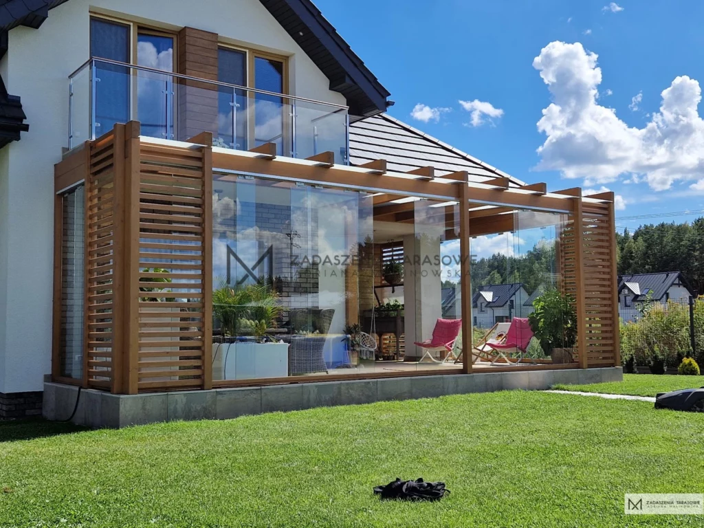 narożna pergola w ogrodzie