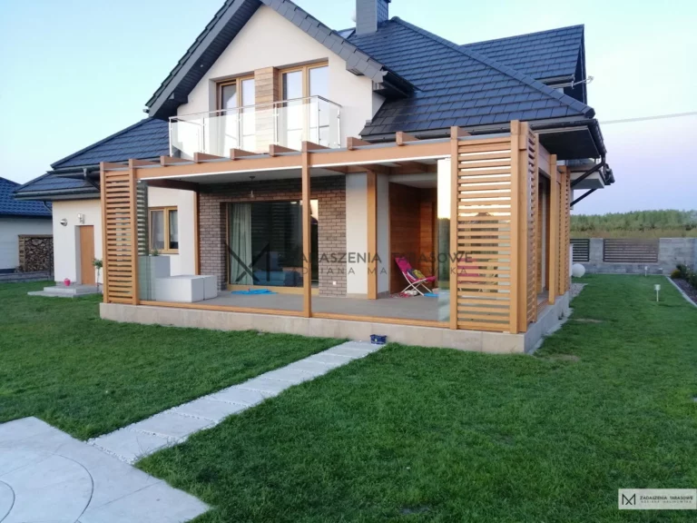 narożna pergola ze szkłem