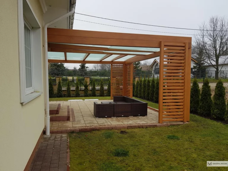 narożne zadaszenie dużego tarasu z ażurami
