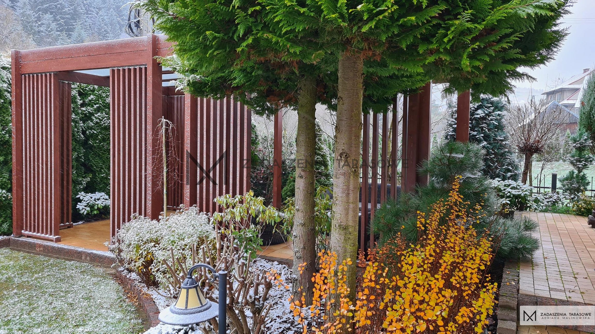 nowoczesna altana z lamelami