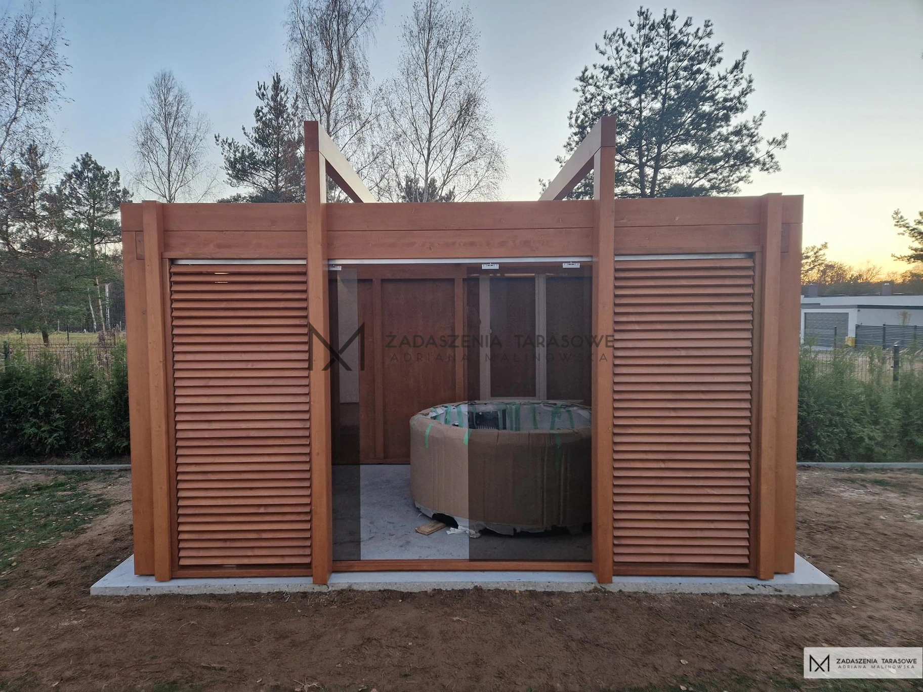 nowoczesna altana z żaluzjami