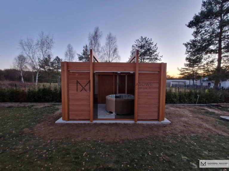 nowoczesna altanka z żaluzjami