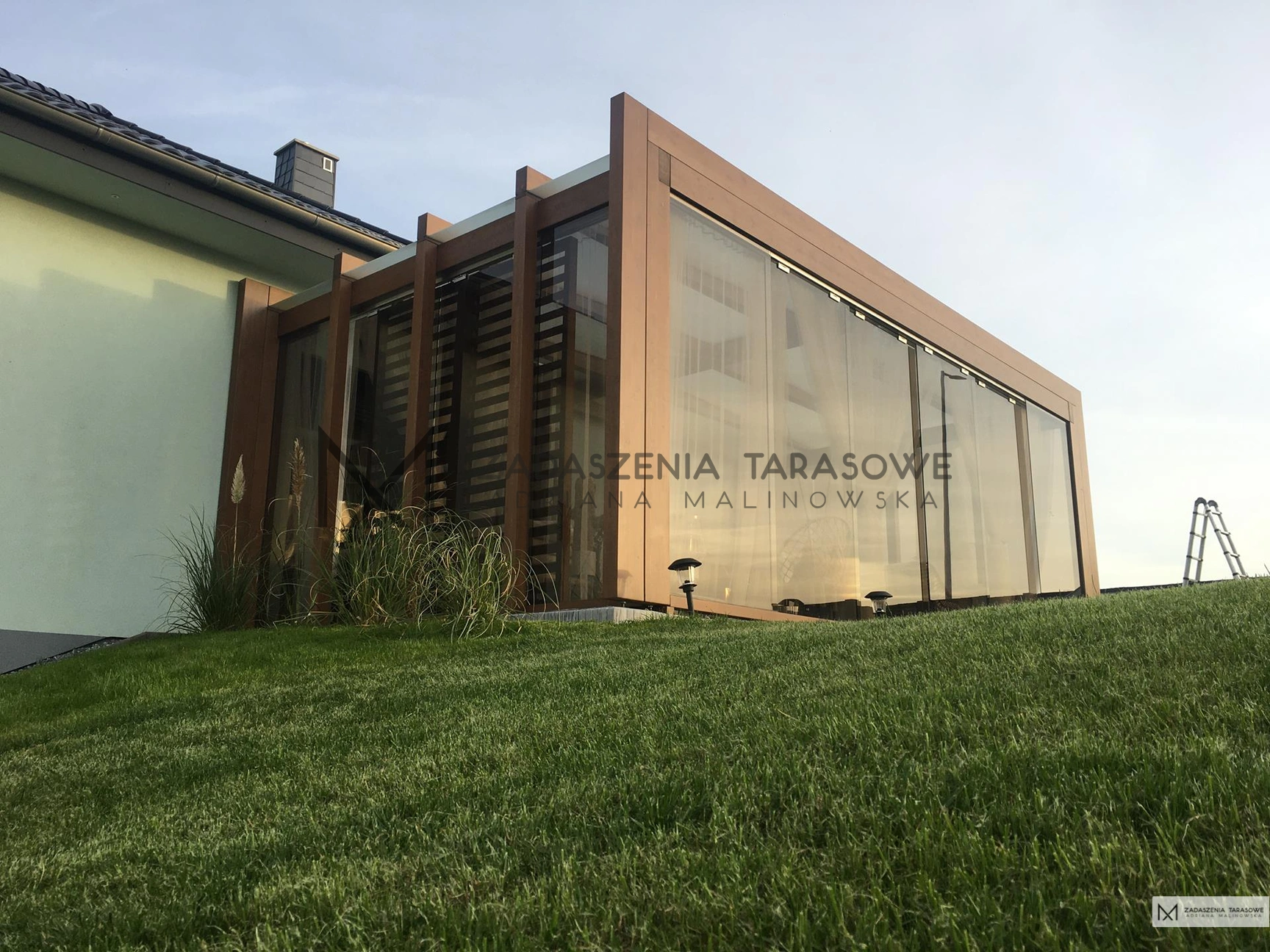 nowoczesna pergola drewniana ze szkłem