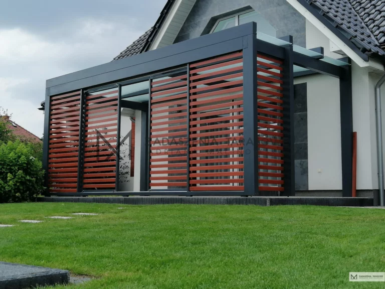 nowoczesne drewniane zadaszenie na taras