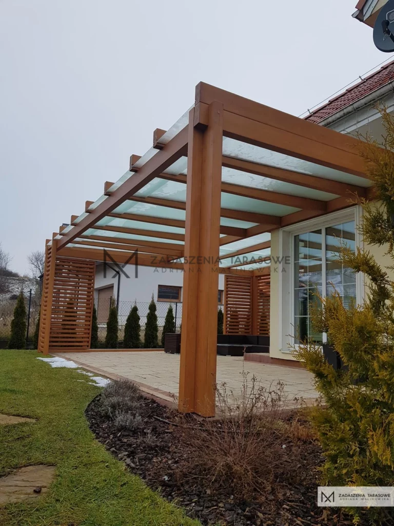nowoczesne drewniane zadaszenie narożne