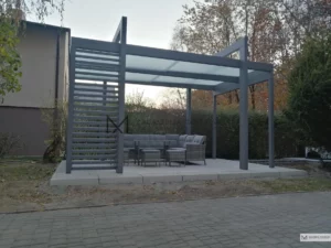 szara altanka w ogrodzie