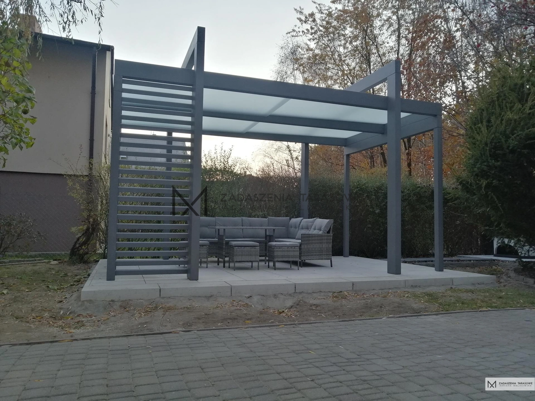 szara altanka w ogrodzie