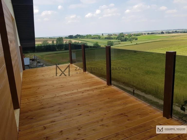 taras z balustradą szklaną modrzew