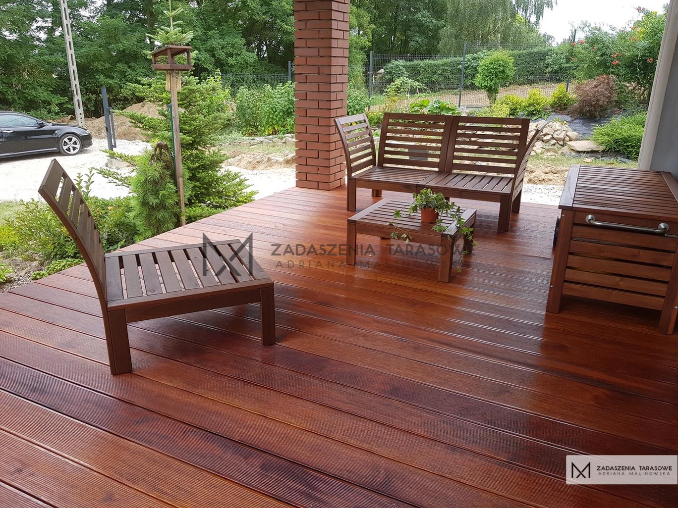 taras z merbau z meblami