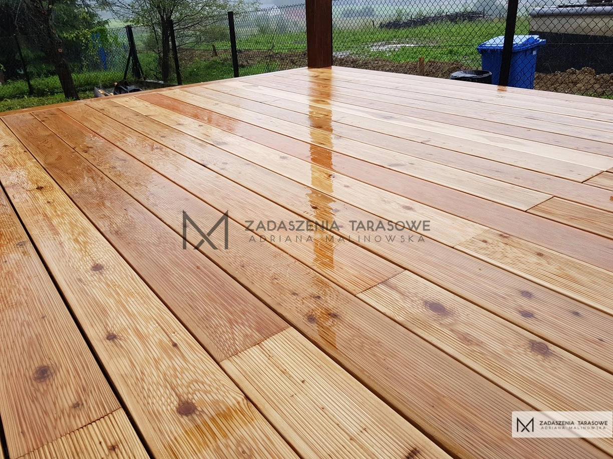 taras z modrzewia syberyjskiego mokry