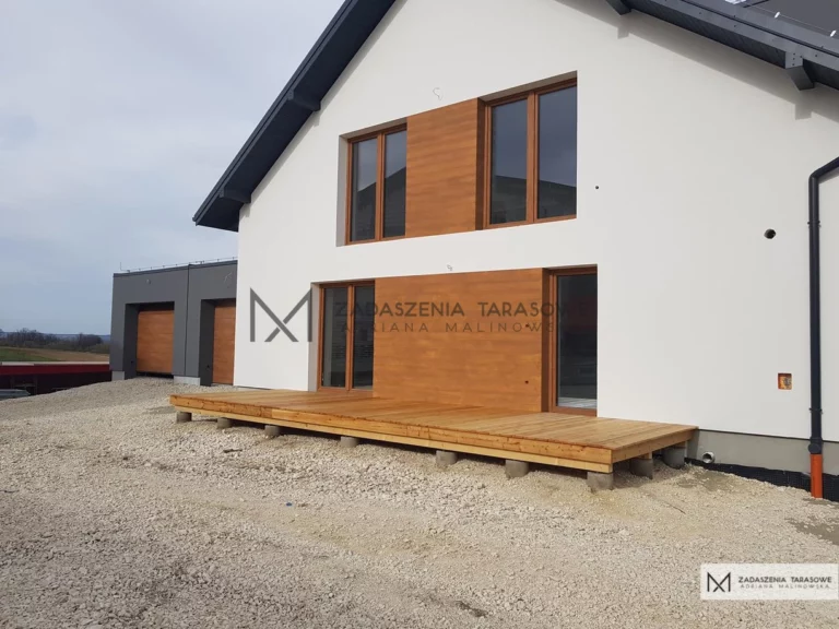 taras z modrzewia z domem