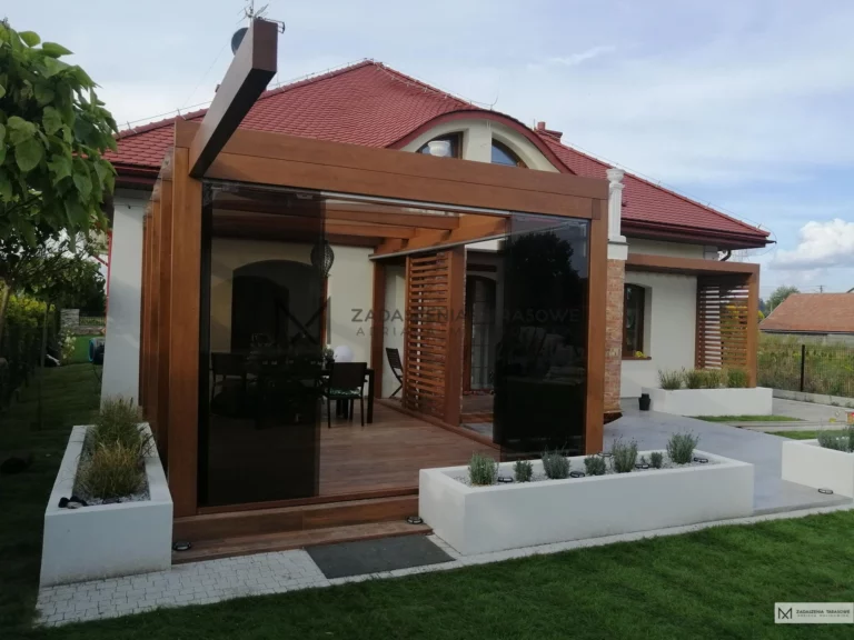 zadaszenie nowoczesne ze szkłem brązowym