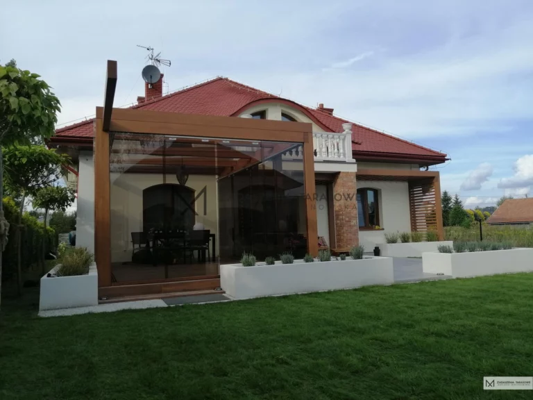 zadaszenie z miejscem na huśtawkę