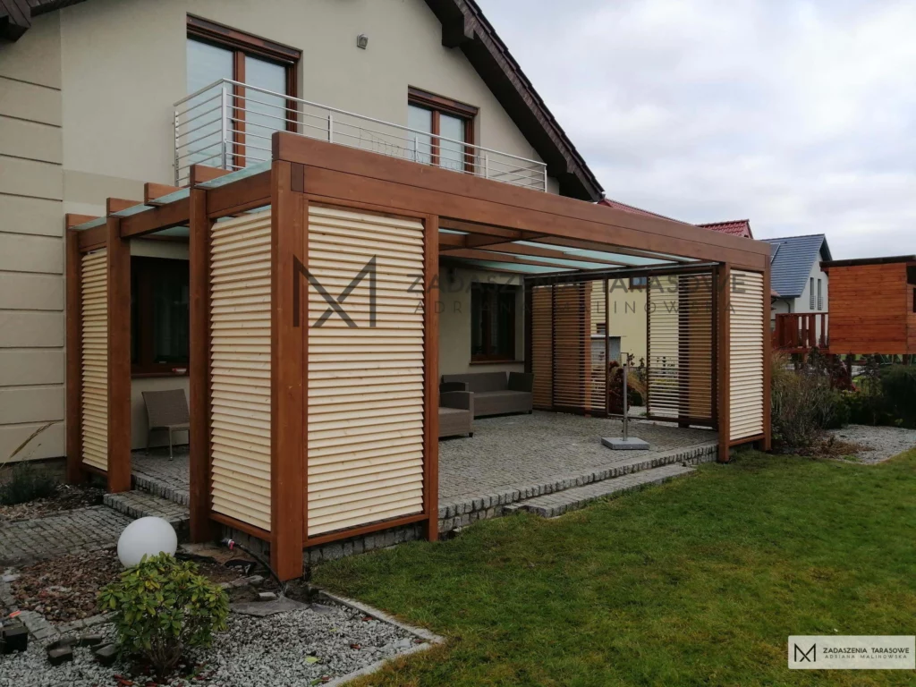 rolety w nowoczesnej altanie