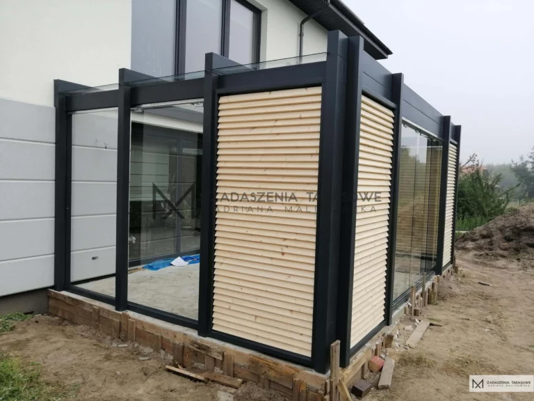 podział ściany zadaszenia z żaluzjami