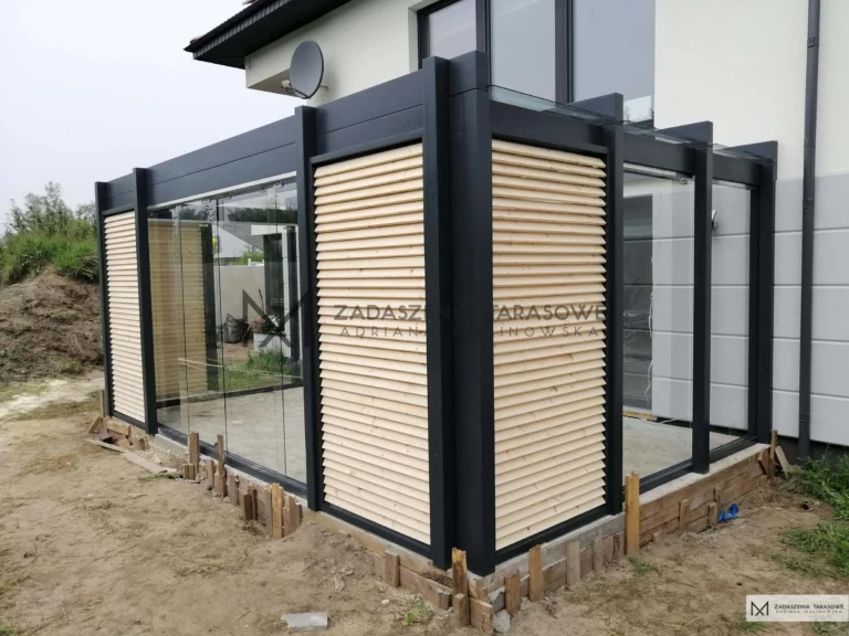 żaluzje w zadaszeniu na betonie