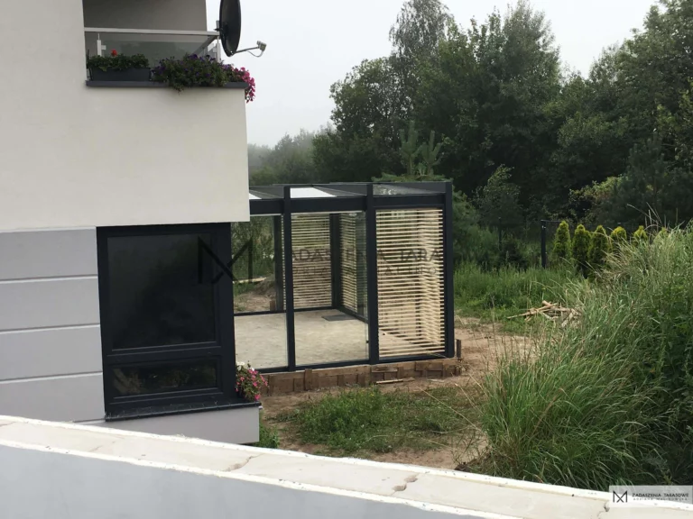 żaluzje w zadaszeniu na posesji