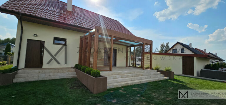 Zadaszenie na tle budynku