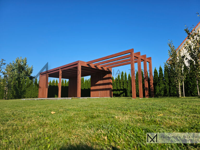 altana z lamelami w ogrodzie